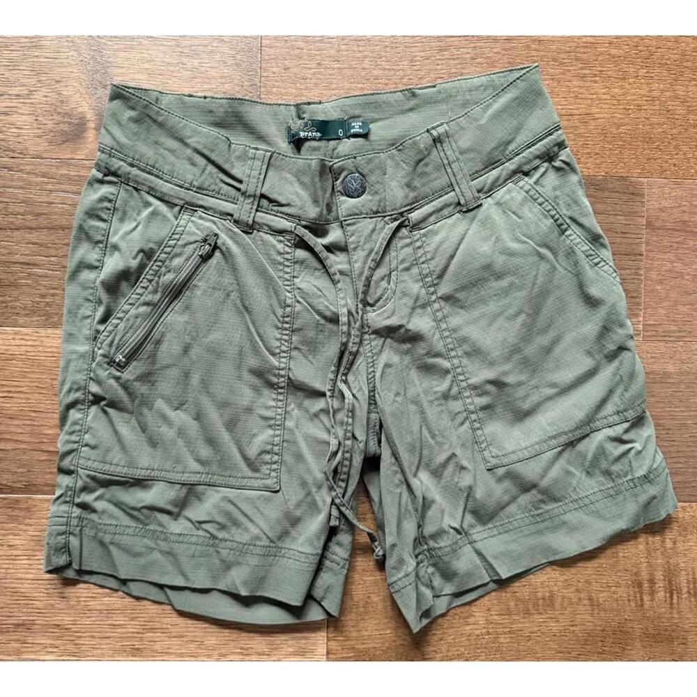 Prana Olive Hiking Shorts. Snap and drawstring waist. Flap Pockets Snap/Zip.